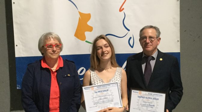 Remise du Prix SERVIR du Rotary Club « District 1690 Nouvelle Aquitaine » à Marie Omnes, élève de 1ère L au Lycée Dautet.