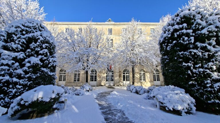 Le Lycée Jean Dautet sous un manteau de lumière et de neige