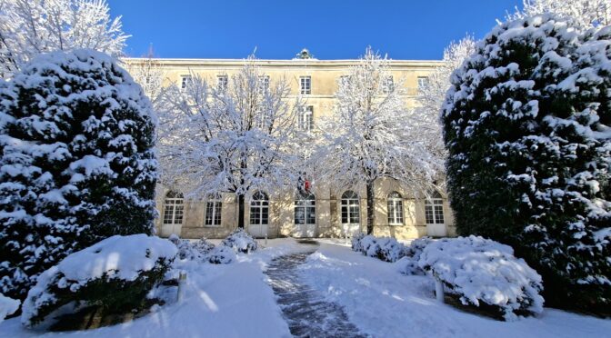 Le Lycée Jean Dautet sous un manteau de lumière et de neige